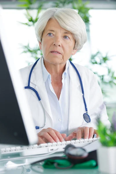 Mature Doctor Consulting Online — Stock Photo, Image