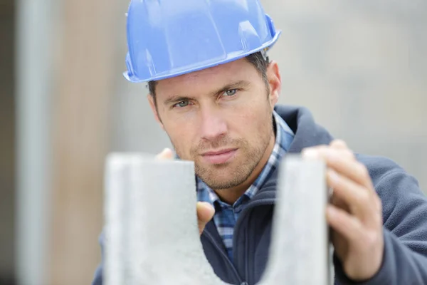 Muž Zedník Kontroluje Cihlový Blok Cement — Stock fotografie
