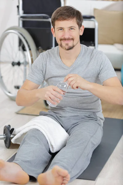 Jeune Homme Handicapé Avec Haltères Formation Dans Salle Gym — Photo