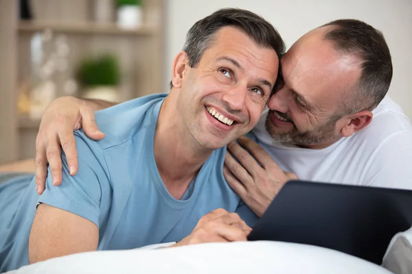 有爱心的同性恋夫妇使用笔记本电脑 — 图库照片