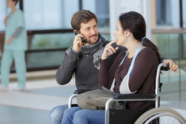 Mulher Cadeira Rodas Falando Com Namorado Telefone — Fotografia de Stock