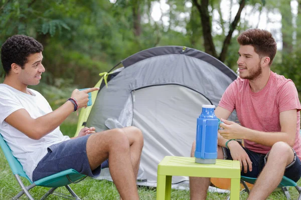 Two Friends Out Camping — Stock Photo, Image