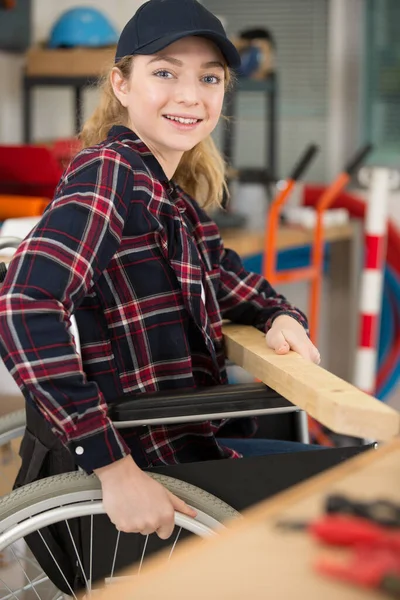 轮椅上的残疾女木匠 — 图库照片