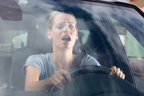 Αναστατωμένος Γυναίκα Κάθεται Στο Τιμόνι Ενός Αυτοκινήτου — Φωτογραφία Αρχείου