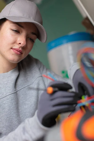 Eletricista Feminino Trabalhando Fiação — Fotografia de Stock