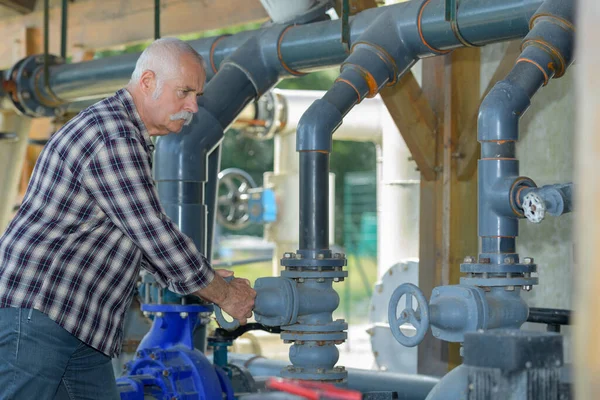 Een Senior Loodgieter Ingenieur Werknemer — Stockfoto