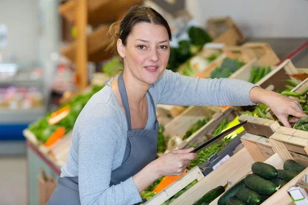 Vrouw Verkoper Groentewinkel — Stockfoto