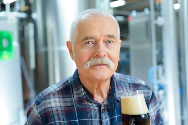 Пожилой Человек Дегустирует Пиво Пивоварне — стоковое фото