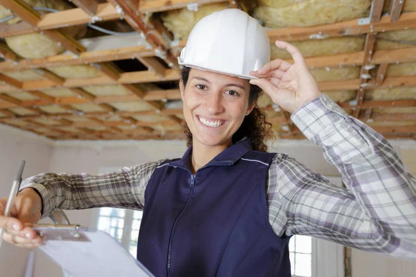 Uma Mulher Atraente Construtor Dentro Casa — Fotografia de Stock