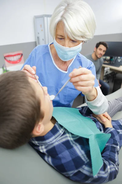 Dentistas Mulheres Examinando Menino Paciente — Fotografia de Stock