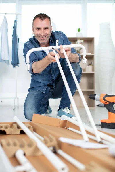 Mann Repariert Möbel Zimmer — Stockfoto