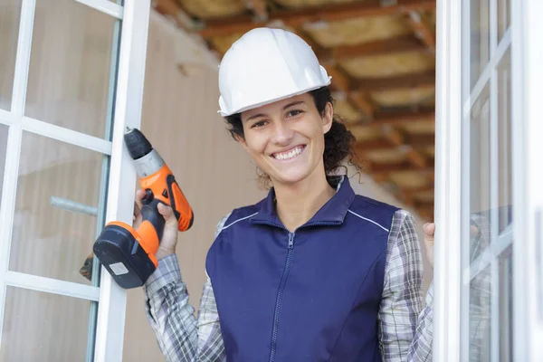 微笑的女建筑工人 带着建筑工具 — 图库照片