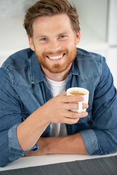 Yakışıklı Adam Evde Kahve Içiyor — Stok fotoğraf