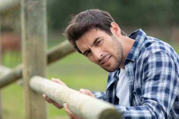Mann Montiert Holzzaun Auf Einer Ranch — Stockfoto