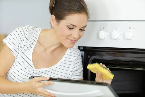 Γυναίκα Καθάρισμα Φούρνου Στο Σπίτι — Φωτογραφία Αρχείου