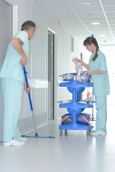 Limpador Com Esfregão Limpeza Uniforme Salão Hospital — Fotografia de Stock