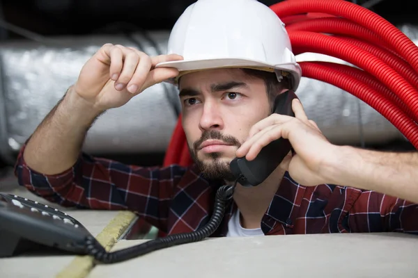 Encanador Confuso Telefone Com Seu Chefe — Fotografia de Stock