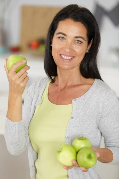 Χαμογελαστή Θηλυκή Εκμετάλλευση Πράσινα Μήλα — Φωτογραφία Αρχείου