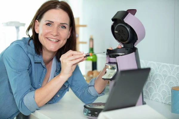 Vrouw Repareren Koffiezetapparaat Keuken — Stockfoto