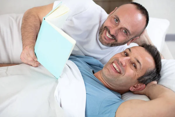 Couple Masculin Lit Tenant Livre — Photo
