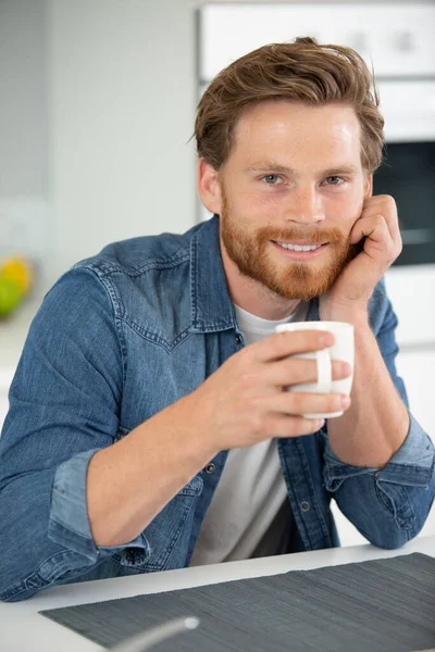 Glad Man Dricker Kaffe Sitt Kök — Stockfoto