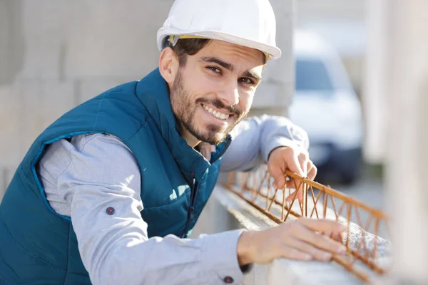 快乐的男性建筑工人在金属结构上工作 — 图库照片
