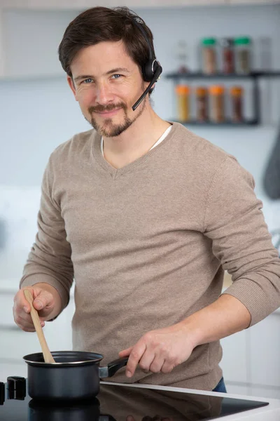 Geschäftsmann Benutzt Kopfhörer Beim Kochen — Stockfoto
