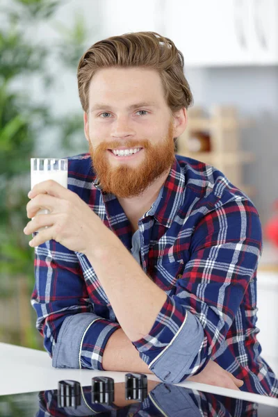 Счастливый Молодой Человек Пьет Молоко — стоковое фото