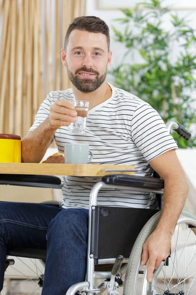 陽気な障害者の男性がお茶を飲む — ストック写真
