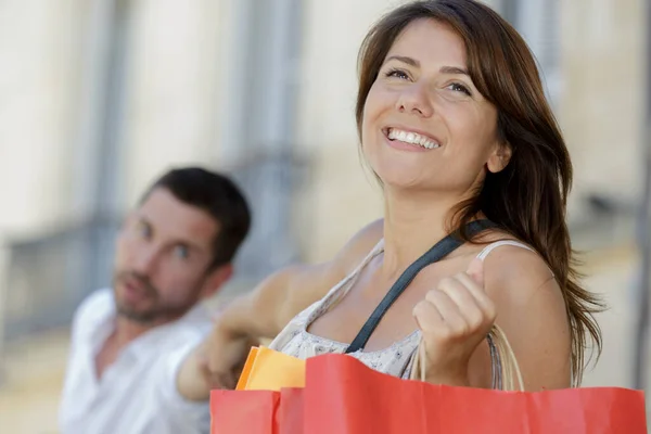 Šťastná Žena Nakupování Znuděný Muž Čeká — Stock fotografie
