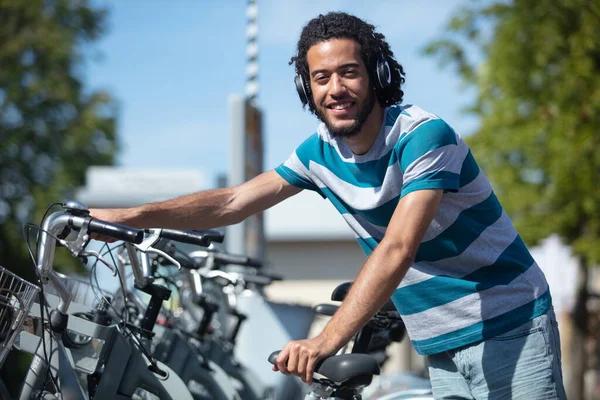 Ung Man Tar Cykel För Uthyrning — Stockfoto