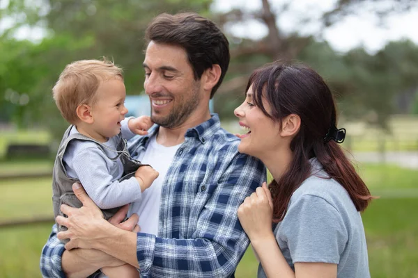 Famille Souriant Ensemble Dans Parc — Photo