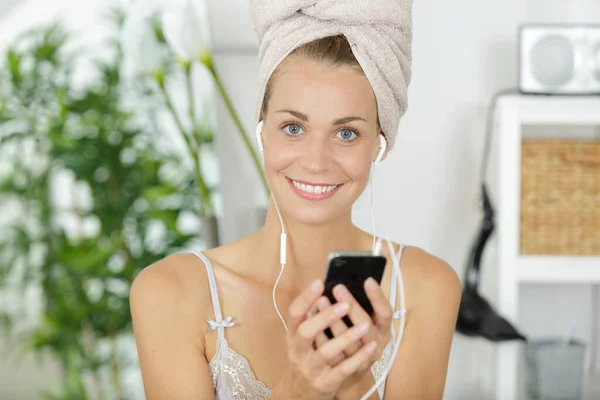 Mujer Joven Sonriente Toalla Baño Usando Teléfono Celular Moderno —  Fotos de Stock