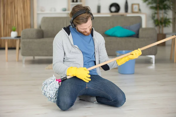 Mann Spielt Luftgitarre Mit Bodenwischer — Stockfoto