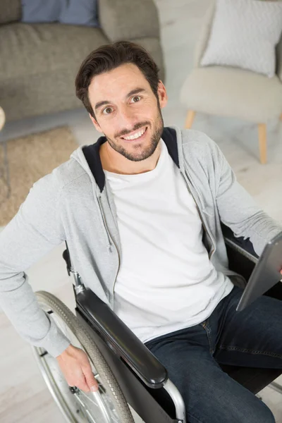 Χαμογελαστός Επιχειρηματίας Κάθεται Αναπηρική Καρέκλα — Φωτογραφία Αρχείου