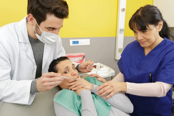 Paciente Aterrorizado Cobrindo Sua Boca Cadeira Dentistas — Fotografia de Stock
