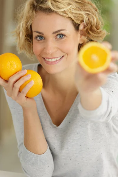 Una Mujer Sostiene Naranjas — Foto de Stock