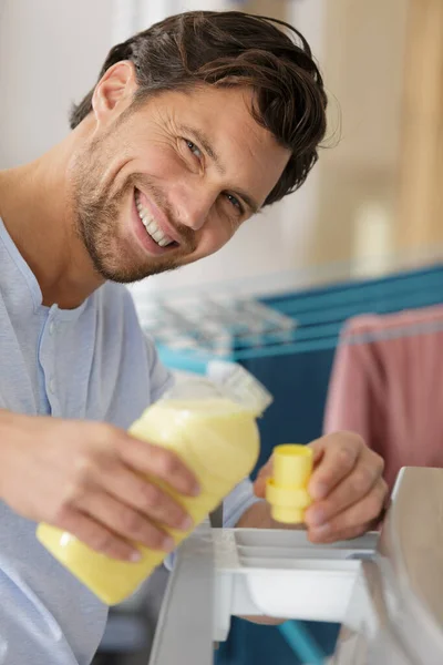 Mutlu Adam Çamaşır Deterjanını Makineye Döker — Stok fotoğraf