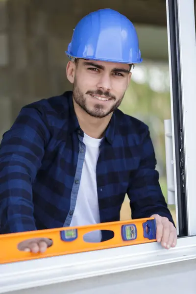 Manlig Byggnadsarbetare Som Håller Bubbelnivå — Stockfoto