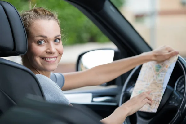 Mujer Feliz Perdió Mientras Conducía Coche — Foto de Stock