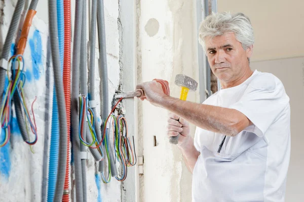 Builder Chiseling Wall — Stock Photo, Image