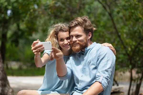 Amante Pareja Tomando Selfie Aire Libre — Foto de Stock