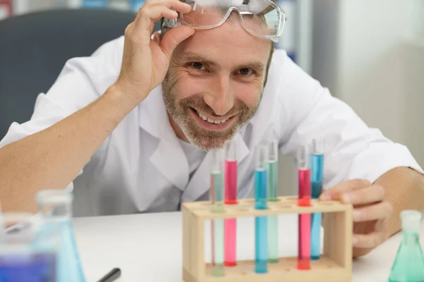 Человек Счастливая Лаборатория Светлом Фоне — стоковое фото