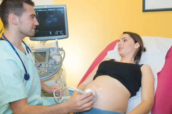 Doctor Con Ultrasonido Escaneo Mujer Vientre —  Fotos de Stock