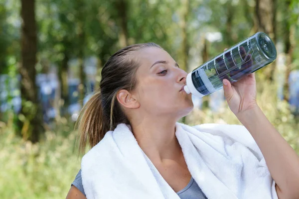 Kvinna Dricksvatten Från Flaska Efter Träning Utomhus — Stockfoto