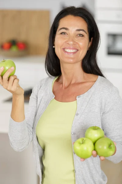 リンゴを持つ中年女性 — ストック写真