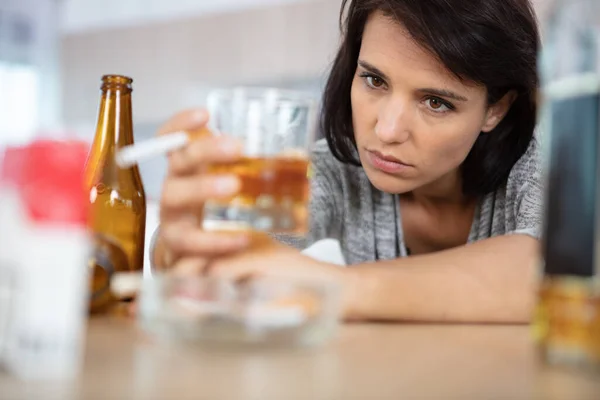 Ledsen Melankolisk Ung Alkoholist Kvinna — Stockfoto