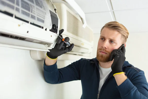 Boldog Férfi Technikus Javítása Légkondicionáló Csavarhúzóval — Stock Fotó