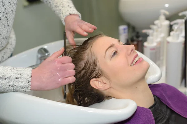 Piękna Kobieta Coraz Hairwash Przez Salon Fryzjerski — Zdjęcie stockowe