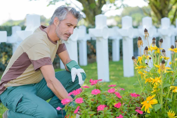 Retrato Trabalhador Limpando Cemitério — Fotografia de Stock